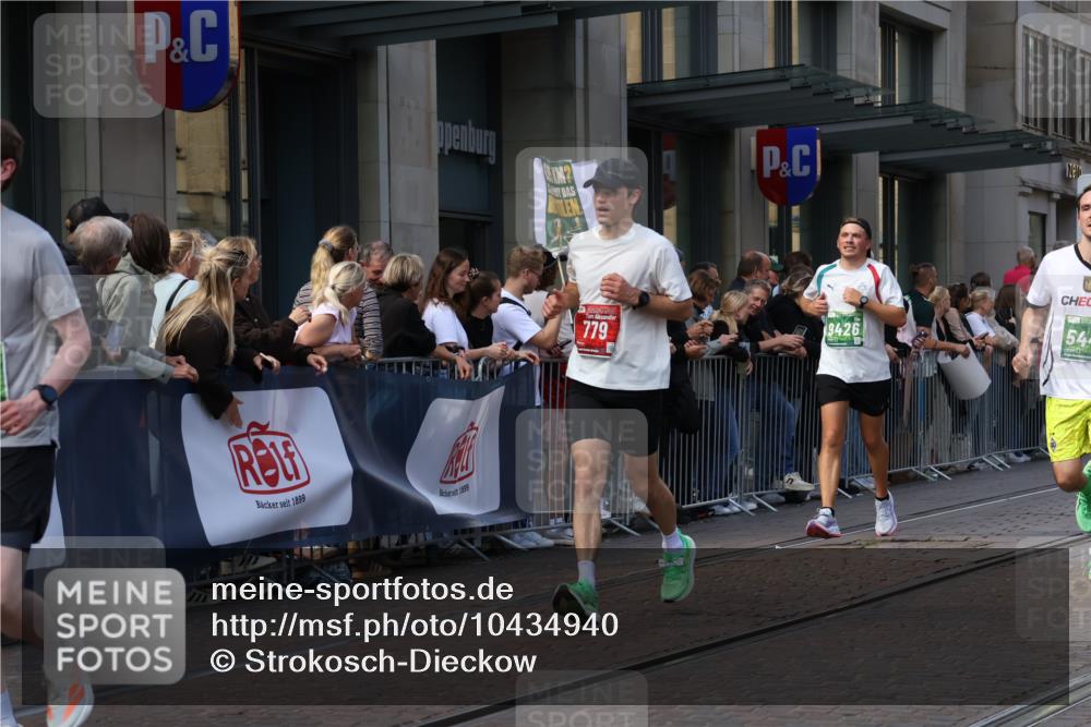 13.09.2026 - 21. swb-Marathon Bremen Strokosch-Dieckow http://msf.ph/oto/10434940 13.09.2026 13:13:34 Ziel 524, 670, 683, 1433, 1704, 1707, 1937, 2422, 2701, 2824, 3236, 3413, 5443, 5593, 5610, 6451, 7210, 7283, 7707, 8118, 9426, 9635, 9884, 10105, 13099, 280, 779, 2130, 2360, 2401, 2767, 2882, 2962, 3566, 6038, 6394, 6407, 7493, 8197, 8464, 8477, 8568, 8840, 8963, 9442 meine-sportfotos.de