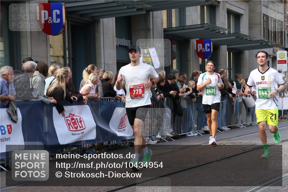 13.09.2026 - 21. swb-Marathon Bremen Strokosch-Dieckow http://msf.ph/oto/10434954 13.09.2026 13:13:35 Ziel 524, 670, 683, 1433, 1613, 1704, 1707, 1937, 2422, 2701, 2824, 3236, 3413, 5443, 5593, 5610, 6451, 7210, 7283, 7435, 7707, 8118, 9426, 9635, 9884, 10105, 13099, 280, 779, 2130, 2360, 2401, 2767, 2882, 2962, 3566, 6038, 6394, 6407, 7493, 8197, 8477, 8568, 8840, 8963, 9442 meine-sportfotos.de