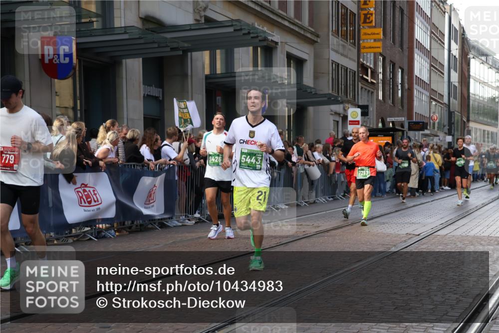 13.09.2026 - 21. swb-Marathon Bremen Strokosch-Dieckow http://msf.ph/oto/10434983 13.09.2026 13:13:36 Ziel 524, 670, 683, 1433, 1613, 1704, 1707, 1937, 2422, 2701, 2824, 3236, 3413, 5443, 5593, 5610, 6451, 7210, 7283, 7435, 7707, 8118, 8886, 9426, 9635, 9884, 10105, 13099, 280, 779, 2130, 2360, 2401, 2767, 2882, 2962, 3566, 6038, 6394, 6407, 7493, 8197, 8477, 8568, 8840, 8963, 9442, 13099 meine-sportfotos.de