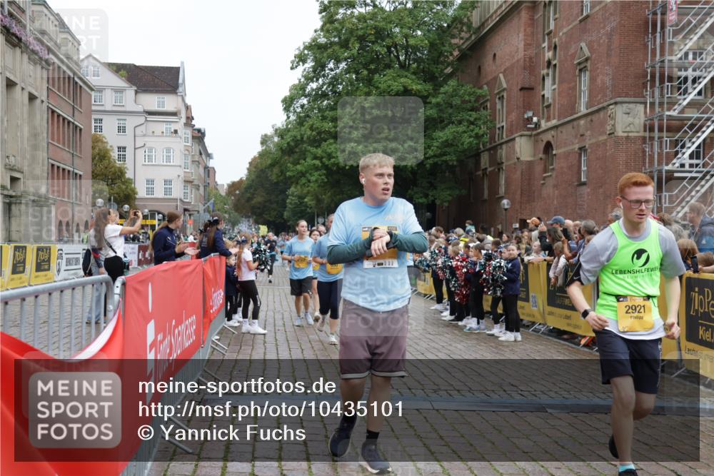 13.09.2026 - Kiel Lauf Yannick Fuchs http://msf.ph/oto/10435101 13.09.2026 09:48:53 Ziel 830, 1547, 2047, 2663, 2852, 2921, 3418, 3509, 3550, 5784, 6065, 6362, 6593, 9209, 9382, 9384, 9691, 10092, 10961, 11184, 11294, 12614, 467, 1493, 1731, 2676, 2943, 3843, 4350, 5185, 5518, 5784, 5825, 6239, 6464, 7071, 7432, 7448, 8455, 9382, 9384, 10458, 10729, 11054, 11694, 11954, 221, 1559, 1561, 2592, 2867, 3094, 4333, 4961, 6278, 8681, 8844, 9001, 9058, 9219, 10150, 11190, 11322, 11411, 1047, 1976, 2656, 2671, 2970, 4219, 5185, 7247 meine-sportfotos.de