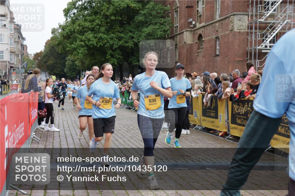 13.09.2026 - Kiel Lauf Yannick Fuchs http://msf.ph/oto/10435120 13.09.2026 09:48:56 Ziel 830, 1547, 2047, 2663, 2852, 2921, 3418, 3550, 4961, 6065, 6362, 6593, 8844, 9058, 9209, 9219, 9691, 10092, 11184, 11294, 12614, 467, 1493, 1731, 2676, 2943, 3509, 3843, 4350, 5518, 5784, 6239, 7071, 7432, 7448, 8455, 9382, 9384, 10458, 10729, 10961, 11054, 11694, 221, 1559, 1561, 2115, 2592, 2626, 2731, 2867, 3094, 4333, 6278, 8617, 8681, 9001, 10150, 11190, 11322, 11411, 11989, 11990, 1047, 1976, 2656, 2671, 2970, 4350, 5185, 5518, 7247 meine-sportfotos.de