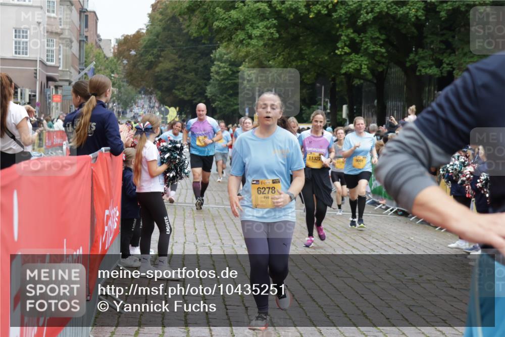 13.09.2026 - Kiel Lauf Yannick Fuchs http://msf.ph/oto/10435251 13.09.2026 09:49:05 Ziel 221, 1559, 1561, 2592, 2867, 3418, 3550, 4333, 4961, 6065, 6278, 6593, 8844, 9001, 9058, 9219, 10092, 10150, 11190, 11294, 11322, 11411, 467, 830, 1547, 1731, 2047, 2663, 2676, 2852, 2921, 3509, 3843, 5784, 6239, 6362, 7071, 7432, 7448, 8455, 9209, 9382, 9384, 9691, 10092, 10458, 10729, 10961, 11054, 11184, 11694, 12614, 784, 2115, 2327, 2626, 2731, 2919, 3094, 3785, 4173, 4364, 4711, 4962, 5404, 8617, 8681, 8869, 10145, 11989, 11990, 12632, 1493, 4350, 5518 meine-sportfotos.de