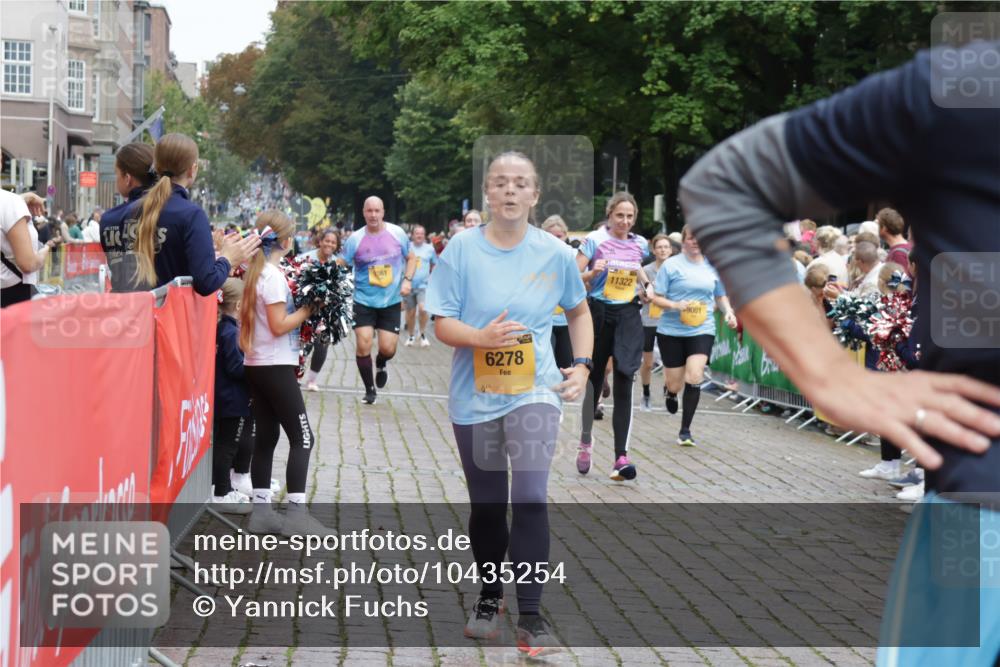 13.09.2026 - Kiel Lauf Yannick Fuchs http://msf.ph/oto/10435254 13.09.2026 09:49:05 Ziel 221, 1559, 1561, 2592, 2867, 3418, 3550, 4333, 4961, 6065, 6278, 6593, 8844, 9001, 9058, 9219, 10092, 10150, 11190, 11294, 11322, 11411, 467, 830, 1547, 1731, 2047, 2663, 2676, 2852, 2921, 3509, 3843, 5784, 6239, 6362, 7071, 7432, 7448, 8455, 9209, 9382, 9384, 9691, 10092, 10458, 10729, 10961, 11054, 11184, 11694, 12614, 784, 2115, 2327, 2626, 2731, 2919, 3094, 3785, 4173, 4364, 4711, 4962, 5404, 8617, 8681, 8869, 10145, 11989, 11990, 12632, 1493, 4350, 5518 meine-sportfotos.de