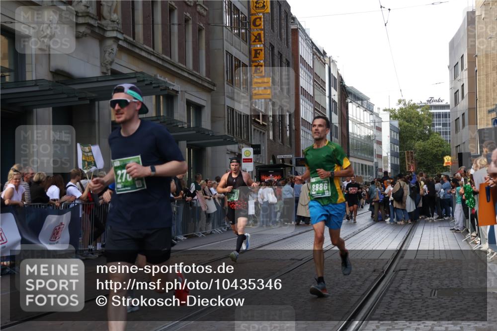 13.09.2026 - 21. swb-Marathon Bremen Strokosch-Dieckow http://msf.ph/oto/10435346 13.09.2026 13:13:49 Ziel 107, 235, 670, 1433, 1542, 1613, 1998, 2043, 2084, 2203, 2701, 2824, 2922, 4728, 5593, 5610, 6145, 7029, 7435, 7591, 7659, 7963, 8118, 8886, 8919, 9426, 9635, 9783, 10105, 524, 683, 779, 1704, 1707, 1937, 2401, 2422, 2767, 2882, 3236, 3413, 5443, 6451, 7210, 7283, 7493, 7707, 8477, 8840, 9442, 9884, 13099 meine-sportfotos.de