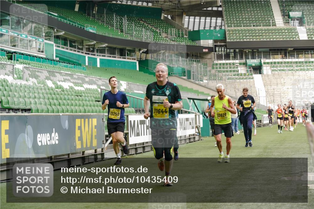13.09.2026 - 21. swb-Marathon Bremen Michael Burmester http://msf.ph/oto/10435409 13.09.2026 10:25:48 Laufen im Stadion 10143, 10210, 10214, 10228, 10312, 10318, 10328, 10336, 10337, 10342, 10346, 10352, 10358, 10398, 10436, 10445, 10447, 10454, 10456, 10536, 10593, 10632, 10735, 10742, 10775, 10806, 10816, 10861, 10866, 10987, 10988, 11015, 11019, 11020, 11088, 11108, 11155, 11187, 11199, 11209, 11232, 11265, 11279, 11312, 11375, 11442, 11447, 11468, 11527, 11607, 11615, 11630, 11632, 11704, 11758, 11826, 11948, 12281, 12406, 12426, 12525, 13585 meine-sportfotos.de