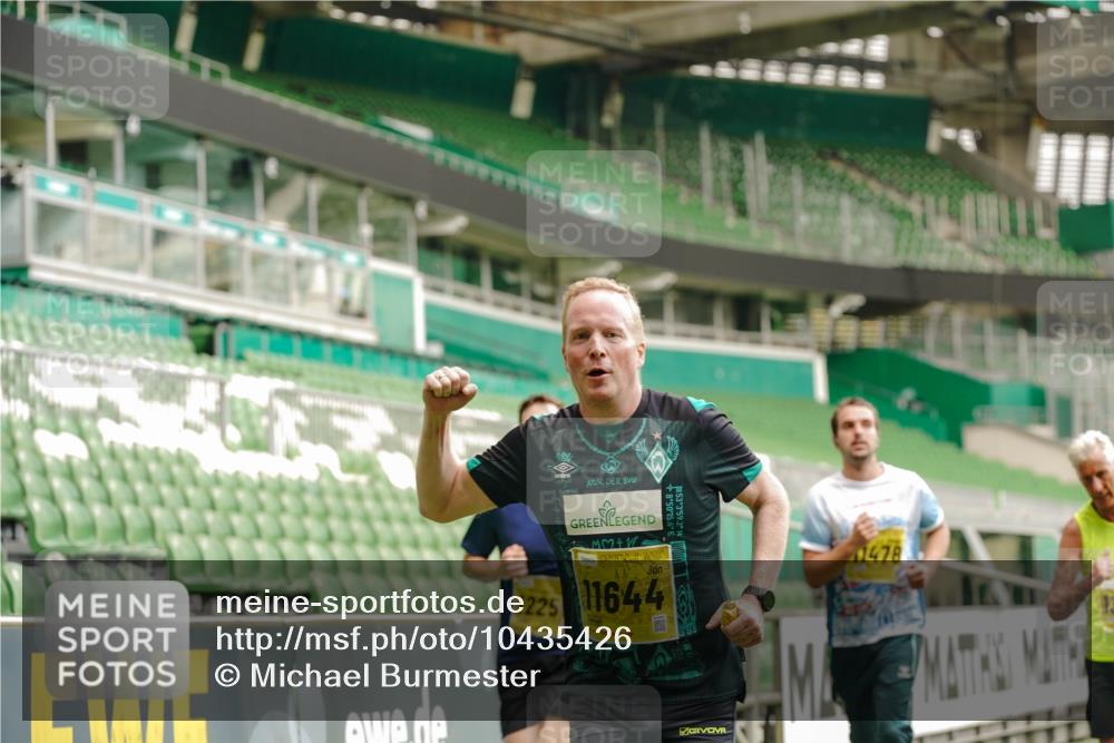 13.09.2026 - 21. swb-Marathon Bremen Michael Burmester http://msf.ph/oto/10435426 13.09.2026 10:25:49 Laufen im Stadion 10143, 10210, 10214, 10228, 10312, 10318, 10328, 10336, 10337, 10342, 10346, 10352, 10358, 10398, 10436, 10445, 10447, 10454, 10456, 10536, 10593, 10632, 10735, 10742, 10775, 10806, 10816, 10861, 10866, 10987, 10988, 11015, 11019, 11020, 11088, 11108, 11155, 11187, 11199, 11209, 11232, 11265, 11279, 11312, 11375, 11442, 11447, 11468, 11527, 11607, 11615, 11630, 11632, 11704, 11758, 11826, 11948, 12281, 12406, 12426, 12525, 13585 meine-sportfotos.de
