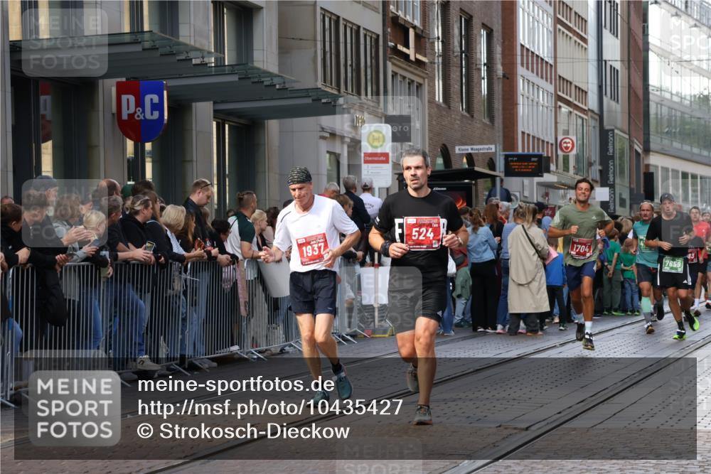 13.09.2026 - 21. swb-Marathon Bremen Strokosch-Dieckow http://msf.ph/oto/10435427 13.09.2026 13:13:55 Ziel 107, 235, 469, 1433, 1542, 1613, 1998, 2043, 2084, 2203, 2701, 2824, 2913, 2922, 3545, 4452, 4728, 5593, 5610, 5986, 6145, 7029, 7435, 7591, 7659, 7963, 8118, 8456, 8886, 8919, 9783, 10105, 524, 670, 683, 1704, 1707, 1937, 2422, 2767, 3236, 3413, 5443, 6451, 7210, 7283, 7493, 7707, 9426, 9635, 9884, 13099 meine-sportfotos.de