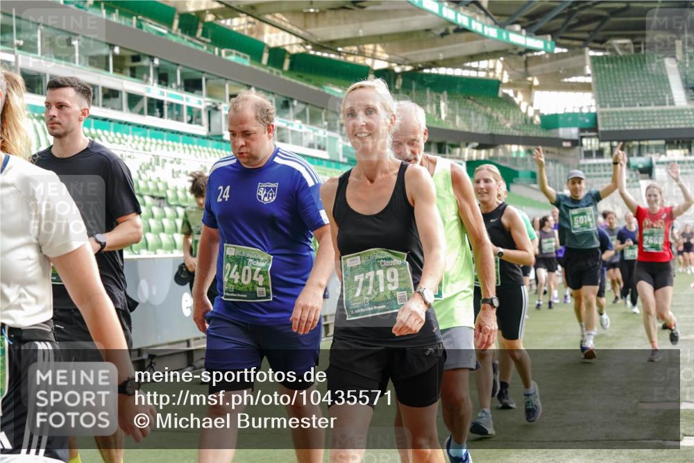 13.09.2026 - 21. swb-Marathon Bremen Michael Burmester http://msf.ph/oto/10435571 13.09.2026 13:34:13 Laufen im Stadion 155, 170, 193, 368, 428, 594, 679, 709, 765, 916, 1001, 1026, 1048, 1051, 1098, 1280, 1321, 1444, 1553, 1557, 1560, 1591, 1592, 1607, 1661, 1703, 1760, 1772, 1784, 1827, 1992, 1996, 2077, 2132, 2226, 2338, 2399, 2400, 2451, 2479, 2511, 2515, 2543, 2616, 2630, 2641, 2718, 2735, 2757, 2787, 2791, 2982, 3014, 3179, 3191, 3345, 3443, 3503, 3547, 3577, 3601, 3614, 3660, 3708, 3709, 3720, 3797, 3875, 3901, 3904, 3911, 3914, 3952, 4001, 4014, 4500, 4561, 5151 meine-sportfotos.de