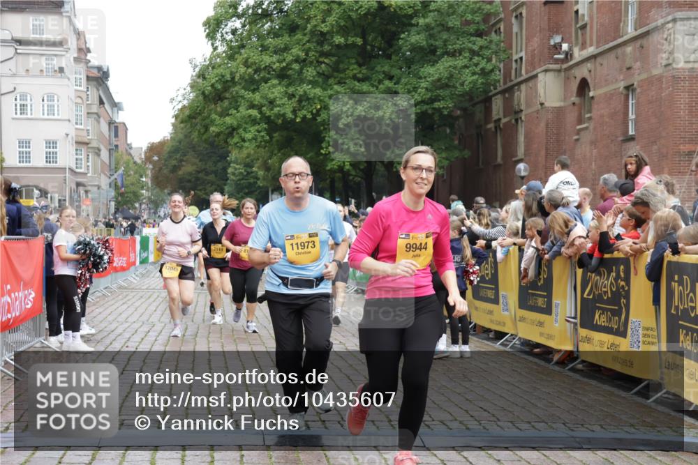 13.09.2026 - Kiel Lauf Yannick Fuchs http://msf.ph/oto/10435607 13.09.2026 09:49:42 Ziel 2066, 2110, 2366, 2976, 3687, 4067, 4125, 7641, 8128, 9944, 10159, 10229, 10990, 11973, 12045, 12560, 221, 784, 1559, 1561, 2065, 2115, 2327, 2592, 2626, 2731, 2867, 2919, 3094, 3785, 4173, 4333, 4363, 4364, 4376, 4711, 4962, 5404, 8617, 8681, 8869, 9001, 10145, 10150, 11190, 11989, 11990, 12492, 12632, 951, 1033, 1796, 3571, 3914, 4856, 5791, 6359, 6658, 6706, 6707, 7606, 7884, 7937, 8584, 8585, 8589, 8790, 9122, 10105, 10178, 10565, 12047, 12462, 12749, 6278, 11411 meine-sportfotos.de