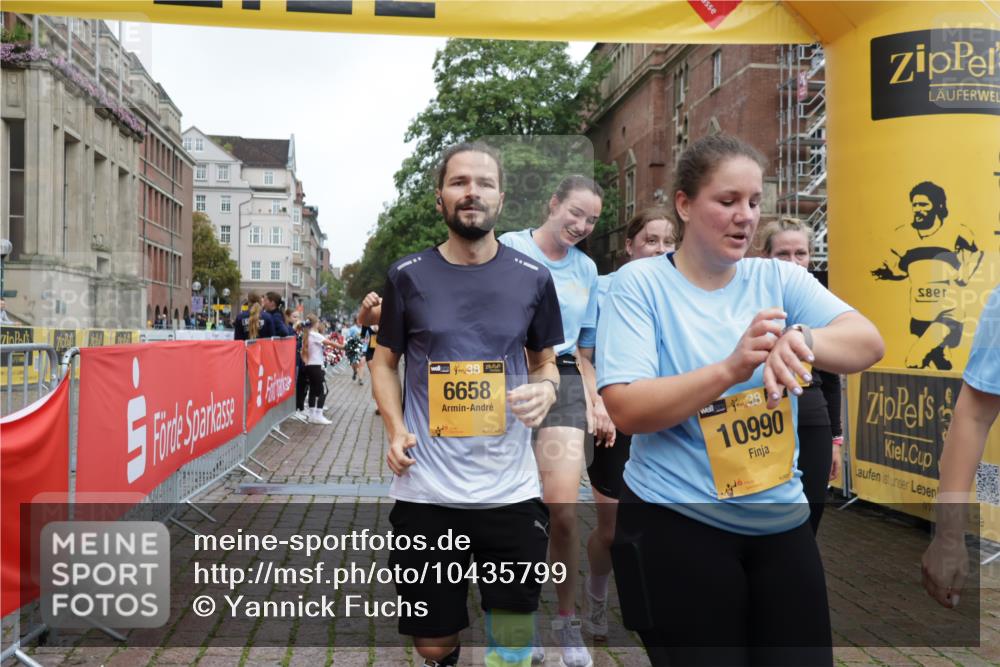 13.09.2026 - Kiel Lauf Yannick Fuchs http://msf.ph/oto/10435799 13.09.2026 09:49:53 Ziel 2066, 2976, 3571, 3687, 3914, 4125, 5791, 6359, 6658, 6706, 6707, 7606, 7884, 7937, 10105, 10159, 10178, 10229, 10565, 10990, 12047, 12462, 12560, 12749, 784, 2065, 2110, 2327, 2366, 2919, 3687, 3785, 4067, 4363, 4364, 4376, 4711, 4962, 5404, 7641, 8128, 8869, 9944, 10145, 10159, 11973, 12045, 12492, 12632, 639, 951, 1033, 1796, 3042, 3602, 4856, 5619, 7142, 7864, 8042, 8584, 8585, 8589, 8790, 8890, 9122, 9683, 9780, 10074, 10108, 10487, 10491, 10548, 2919 meine-sportfotos.de