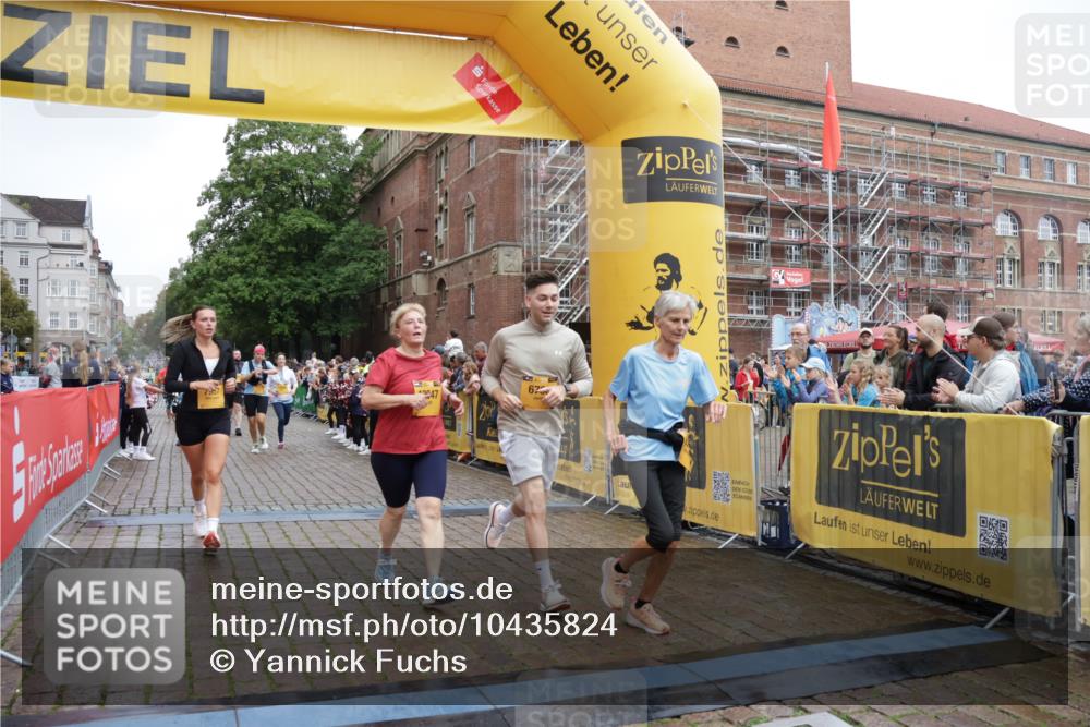 13.09.2026 - Kiel Lauf Yannick Fuchs http://msf.ph/oto/10435824 13.09.2026 09:49:57 Ziel 951, 1033, 1796, 3571, 3914, 4856, 5791, 6359, 6658, 6706, 6707, 7606, 7884, 7937, 8584, 8585, 8589, 8790, 9122, 10105, 10178, 10565, 10990, 12047, 12462, 12749, 2065, 2066, 2110, 2327, 2366, 2976, 3687, 3785, 4067, 4125, 4363, 4376, 4711, 5404, 7641, 8128, 9944, 10145, 10159, 10229, 10990, 11973, 12045, 12492, 12560, 12632, 639, 1366, 3042, 3602, 5535, 5619, 7142, 7864, 8042, 8890, 9683, 9780, 9793, 10074, 10108, 10487, 10491, 10548, 2327, 2919 meine-sportfotos.de