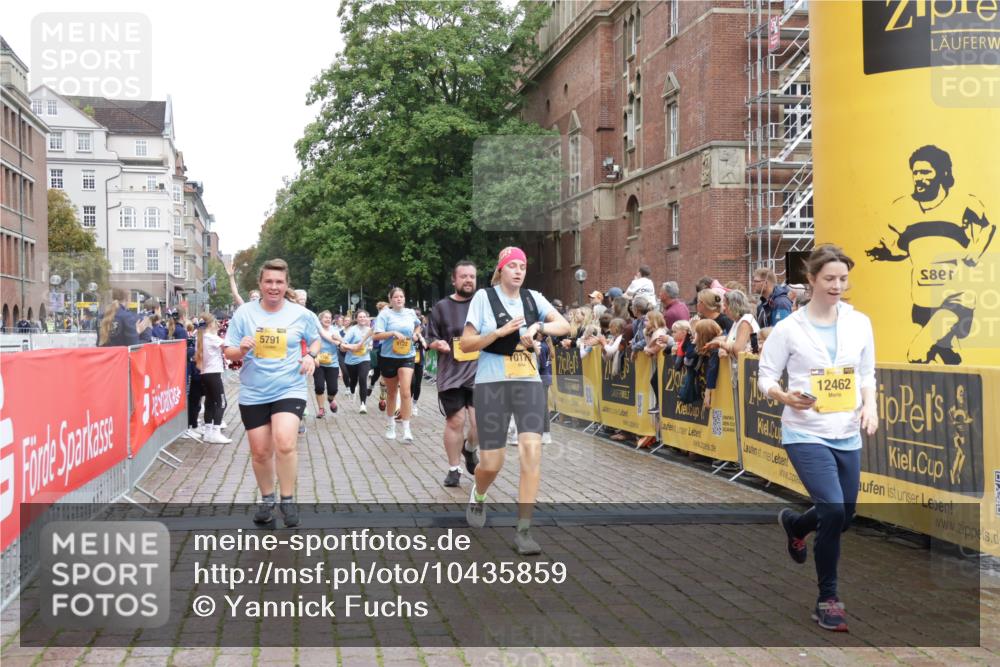 13.09.2026 - Kiel Lauf Yannick Fuchs http://msf.ph/oto/10435859 13.09.2026 09:50:00 Ziel 639, 951, 1033, 1796, 3042, 3602, 3914, 4856, 5791, 6359, 6706, 6707, 7142, 7937, 8584, 8585, 8589, 8790, 8890, 9122, 9780, 10105, 10178, 11814, 12047, 12462, 2065, 2066, 2110, 2366, 2976, 3571, 3687, 4067, 4125, 4363, 4376, 4711, 5404, 6359, 6658, 7606, 7641, 7884, 8128, 9944, 10105, 10159, 10229, 10565, 10990, 11973, 12045, 12492, 12560, 12632, 12749, 1366, 5254, 5535, 5619, 7864, 8023, 8042, 9683, 9793, 10074, 10108, 10487, 10491, 10548, 2327, 2919 meine-sportfotos.de