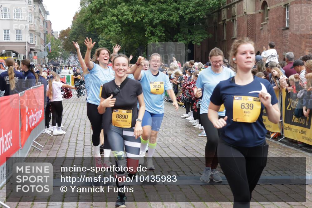 13.09.2026 - Kiel Lauf Yannick Fuchs http://msf.ph/oto/10435983 13.09.2026 09:50:08 Ziel 639, 951, 1033, 1796, 3042, 3602, 3914, 4856, 5619, 7142, 7864, 8042, 8584, 8585, 8589, 8790, 8890, 9122, 9683, 9780, 10074, 10108, 10487, 10491, 10548, 10653, 11565, 11814, 2066, 2110, 2366, 2976, 3571, 3687, 3914, 4067, 4125, 5791, 6359, 6658, 6706, 6707, 7606, 7641, 7884, 7937, 8128, 9944, 10105, 10159, 10178, 10229, 10565, 10990, 11973, 12045, 12047, 12462, 12560, 12749, 1366, 2811, 2816, 3698, 4229, 5184, 5254, 5535, 5596, 8023, 9793 meine-sportfotos.de