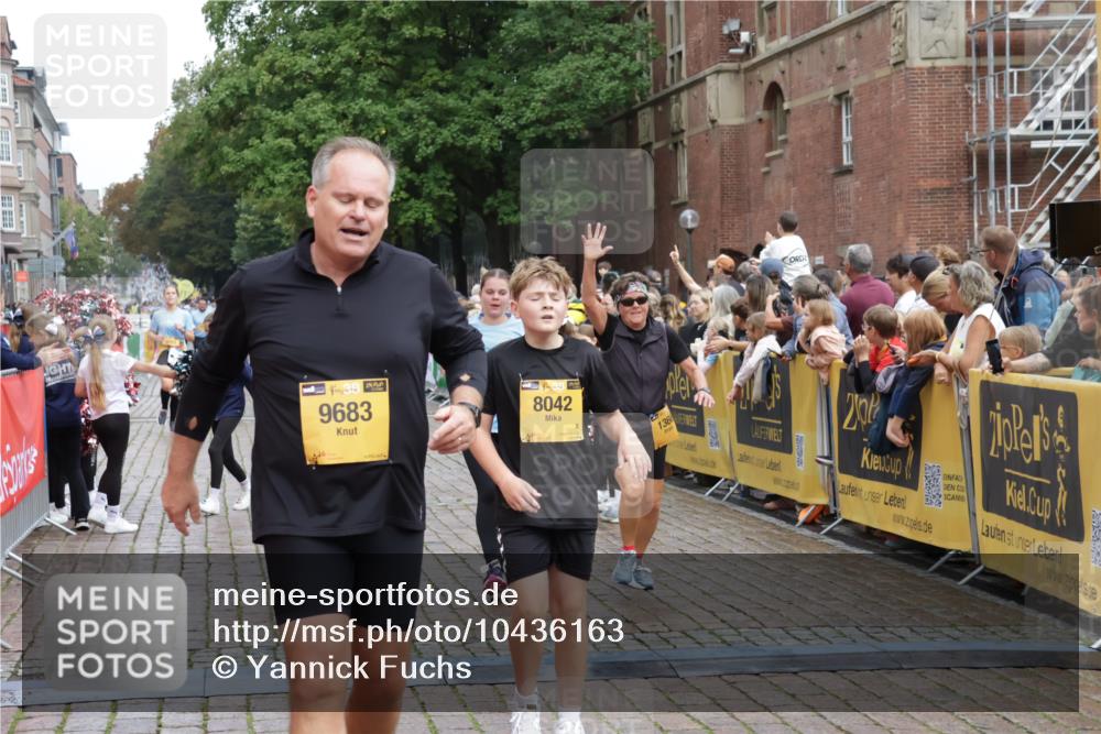 13.09.2026 - Kiel Lauf Yannick Fuchs http://msf.ph/oto/10436163 13.09.2026 09:50:17 Ziel 1366, 5184, 5254, 5535, 5619, 7864, 8023, 8042, 9549, 9683, 9793, 10108, 10487, 10491, 10548, 10653, 639, 951, 1033, 1796, 2066, 2110, 2366, 2976, 3042, 3571, 3602, 3687, 3914, 4067, 4125, 4856, 5791, 6359, 6658, 6706, 6707, 7142, 7606, 7641, 7884, 7937, 8128, 8584, 8585, 8589, 8790, 8890, 9122, 9780, 10074, 10105, 10159, 10178, 10229, 10565, 10990, 11565, 11814, 12047, 12462, 12560, 12749, 1545, 2811, 2816, 3289, 3561, 3698, 4229, 5596, 5851, 8407 meine-sportfotos.de