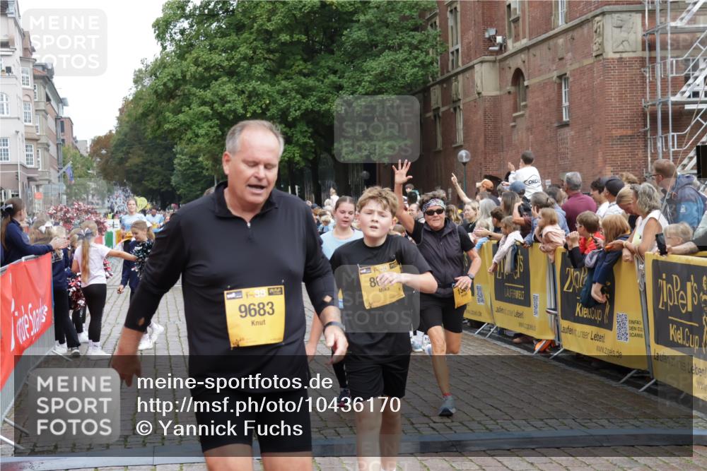 13.09.2026 - Kiel Lauf Yannick Fuchs http://msf.ph/oto/10436170 13.09.2026 09:50:17 Ziel 1366, 5184, 5254, 5535, 5619, 7864, 8023, 8042, 9549, 9683, 9793, 10108, 10487, 10491, 10548, 10653, 639, 951, 1033, 1796, 2066, 2110, 2366, 2976, 3042, 3571, 3602, 3687, 3914, 4067, 4125, 4856, 5791, 6359, 6658, 6706, 6707, 7142, 7606, 7641, 7884, 7937, 8128, 8584, 8585, 8589, 8790, 8890, 9122, 9780, 10074, 10105, 10159, 10178, 10229, 10565, 10990, 11565, 11814, 12047, 12462, 12560, 12749, 1545, 2811, 2816, 3289, 3561, 3698, 4229, 5596, 5851, 8407 meine-sportfotos.de
