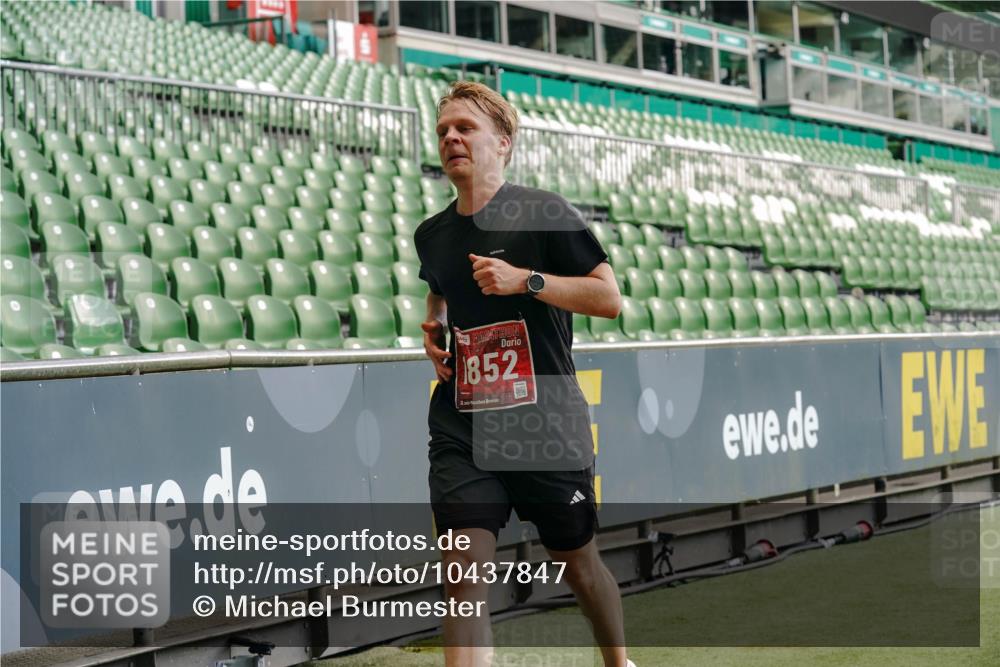 13.09.2026 - 21. swb-Marathon Bremen Michael Burmester http://msf.ph/oto/10437847 13.09.2026 12:40:19 Laufen im Stadion 126, 371, 453, 603, 640, 650, 671, 735, 744, 807, 862, 912, 957, 1136, 1336, 1379, 1381, 1508, 1540, 1571, 1576, 1614, 1717, 1751, 1758, 1795, 1800, 1852, 1860, 1901, 1930, 1950, 2049, 2099, 3744, 4381, 4936, 5163, 5912, 6201, 6630, 7118, 7671, 8467, 9329, 9630, 10034, 13080, 13224, 365, 466, 658, 850, 1090, 1288, 1385, 1485, 1583, 1754, 1993, 2073, 2585, 3617, 7244, 7692, 7768, 8075, 8729, 13033 meine-sportfotos.de