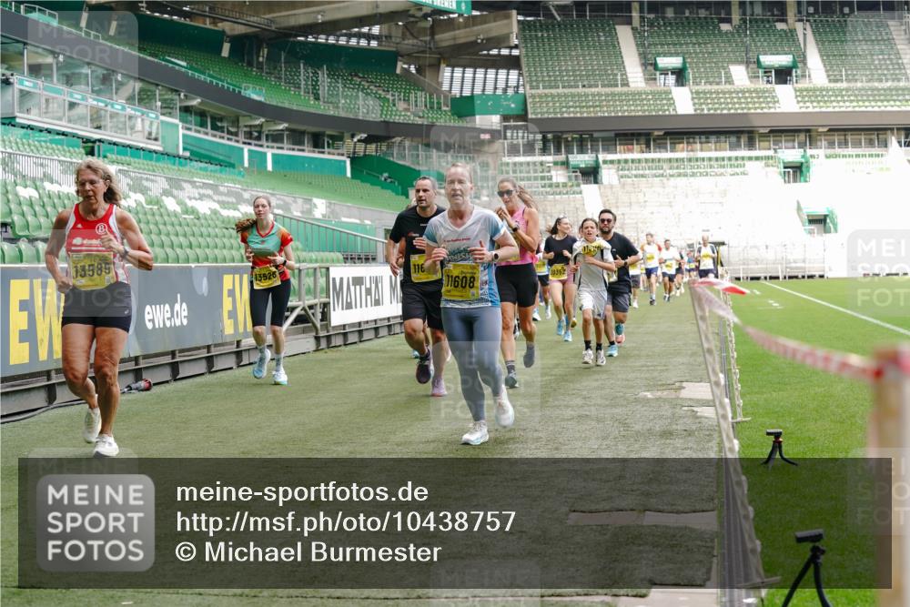 13.09.2026 - 21. swb-Marathon Bremen Michael Burmester http://msf.ph/oto/10438757 13.09.2026 10:27:03 Laufen im Stadion 10096, 10142, 10172, 10210, 10214, 10228, 10231, 10269, 10289, 10310, 10318, 10319, 10342, 10352, 10398, 10436, 10445, 10447, 10454, 10464, 10489, 10504, 10514, 10536, 10541, 10566, 10583, 10628, 10638, 10735, 10742, 10744, 10806, 10807, 10846, 10860, 10866, 10873, 10897, 10898, 10956, 10987, 10992, 11015, 11019, 11060, 11063, 11076, 11088, 11110, 11111, 11130, 11135, 11148, 11155, 11187, 11193, 11199, 11209, 11232, 11279 meine-sportfotos.de