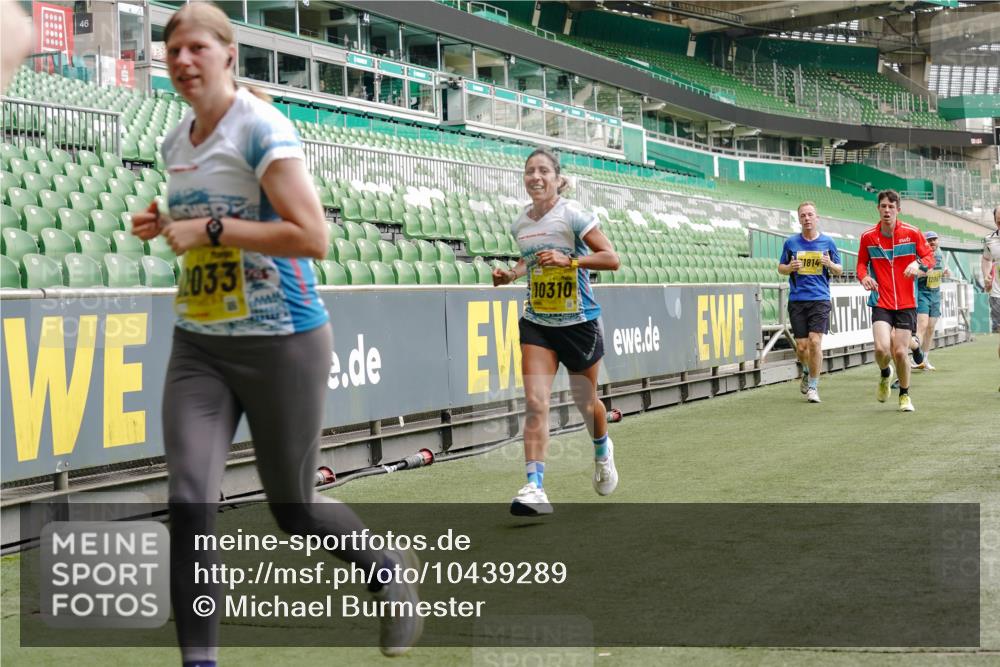 13.09.2026 - 21. swb-Marathon Bremen Michael Burmester http://msf.ph/oto/10439289 13.09.2026 10:27:11 Laufen im Stadion 10096, 10142, 10172, 10210, 10214, 10223, 10228, 10231, 10269, 10289, 10293, 10310, 10318, 10319, 10342, 10352, 10393, 10398, 10436, 10445, 10447, 10454, 10464, 10489, 10504, 10514, 10536, 10541, 10566, 10583, 10628, 10638, 10735, 10744, 10806, 10807, 10846, 10860, 10866, 10873, 10897, 10898, 10917, 10956, 10987, 10992, 11015, 11019, 11060, 11063, 11076, 11088, 11110, 11111, 11130, 11135, 11148, 11155, 11187, 11193, 11199, 11209, 11232, 11279 meine-sportfotos.de