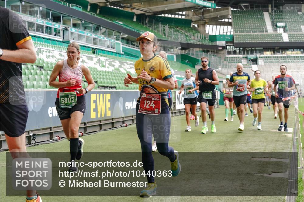 13.09.2026 - 21. swb-Marathon Bremen Michael Burmester http://msf.ph/oto/10440363 13.09.2026 13:06:45 Laufen im Stadion 109, 132, 156, 217, 244, 287, 303, 310, 372, 394, 430, 454, 489, 578, 607, 613, 682, 716, 784, 831, 834, 846, 891, 900, 922, 1083, 1189, 1205, 1274, 1308, 1365, 1369, 1380, 1387, 1437, 1533, 1545, 1574, 1581, 1600, 1823, 1841, 1848, 1854, 1871, 1909, 1926, 1938, 2070, 2076, 2090, 2219, 2241, 2244, 2265, 2275, 2283, 2301, 2310, 2318, 2355, 2356, 2393, 2440, 2464, 2699, 2707, 2721, 2731, 2755, 2818, 2902, 2911, 2960, 3115, 3278, 3444, 3485 meine-sportfotos.de