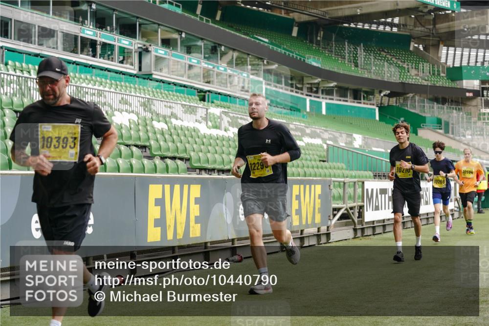13.09.2026 - 21. swb-Marathon Bremen Michael Burmester http://msf.ph/oto/10440790 13.09.2026 10:27:46 Laufen im Stadion 10096, 10142, 10172, 10189, 10214, 10223, 10231, 10269, 10270, 10289, 10293, 10294, 10310, 10316, 10318, 10319, 10329, 10352, 10393, 10436, 10445, 10464, 10489, 10504, 10508, 10514, 10536, 10538, 10541, 10544, 10566, 10583, 10594, 10628, 10638, 10655, 10709, 10744, 10770, 10807, 10814, 10846, 10860, 10873, 10897, 10898, 10917, 10956, 10992, 10993, 11058, 11060, 11063, 11076, 11087, 11092, 11110, 11111, 11130, 11135, 11148, 11170, 11193, 11279 meine-sportfotos.de