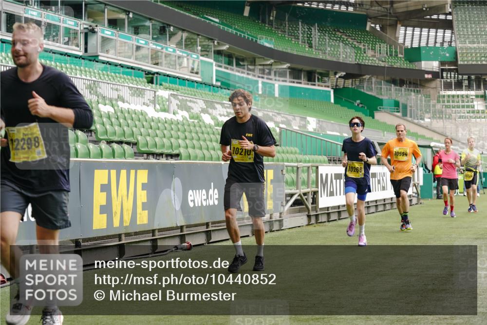 13.09.2026 - 21. swb-Marathon Bremen Michael Burmester http://msf.ph/oto/10440852 13.09.2026 10:27:47 Laufen im Stadion 10096, 10142, 10172, 10189, 10214, 10223, 10231, 10269, 10270, 10289, 10293, 10294, 10310, 10316, 10318, 10319, 10329, 10352, 10393, 10436, 10445, 10464, 10489, 10504, 10508, 10514, 10536, 10538, 10541, 10544, 10566, 10583, 10594, 10628, 10638, 10655, 10709, 10744, 10770, 10807, 10814, 10846, 10860, 10873, 10897, 10898, 10917, 10956, 10992, 10993, 11058, 11060, 11063, 11076, 11087, 11092, 11110, 11111, 11130, 11135, 11148, 11170, 11193, 11279 meine-sportfotos.de