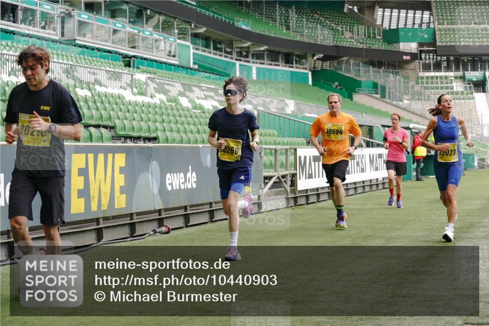 13.09.2026 - 21. swb-Marathon Bremen Michael Burmester http://msf.ph/oto/10440903 13.09.2026 10:27:48 Laufen im Stadion 10096, 10142, 10172, 10189, 10214, 10223, 10231, 10269, 10270, 10289, 10293, 10294, 10310, 10316, 10318, 10319, 10329, 10352, 10393, 10436, 10445, 10464, 10489, 10504, 10508, 10514, 10536, 10538, 10541, 10544, 10566, 10583, 10594, 10628, 10638, 10655, 10709, 10744, 10770, 10807, 10814, 10846, 10860, 10873, 10897, 10898, 10917, 10956, 10992, 10993, 11058, 11060, 11063, 11076, 11087, 11092, 11110, 11111, 11130, 11135, 11148, 11170, 11193, 11279 meine-sportfotos.de