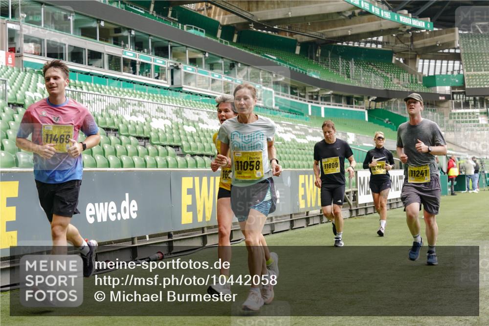 13.09.2026 - 21. swb-Marathon Bremen Michael Burmester http://msf.ph/oto/10442058 13.09.2026 10:28:12 Laufen im Stadion 10096, 10142, 10170, 10172, 10189, 10223, 10231, 10267, 10269, 10270, 10289, 10293, 10294, 10310, 10316, 10319, 10329, 10393, 10421, 10489, 10504, 10508, 10514, 10525, 10538, 10544, 10566, 10594, 10628, 10638, 10655, 10709, 10739, 10744, 10770, 10814, 10835, 10846, 10860, 10873, 10876, 10897, 10898, 10910, 10917, 10923, 10956, 10992, 10993, 11005, 11007, 11018, 11035, 11058, 11060, 11063, 11076, 11087, 11092, 11110, 11111, 11148, 11170, 11193 meine-sportfotos.de