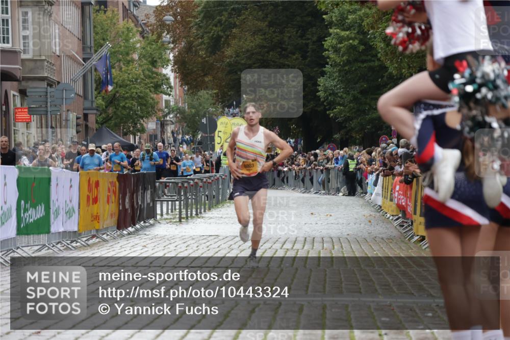13.09.2026 - Kiel Lauf Yannick Fuchs http://msf.ph/oto/10443324 13.09.2026 12:01:18 Ziel 8803 meine-sportfotos.de