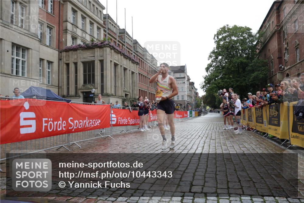 13.09.2026 - Kiel Lauf Yannick Fuchs http://msf.ph/oto/10443343 13.09.2026 12:01:23 Ziel 8803 meine-sportfotos.de