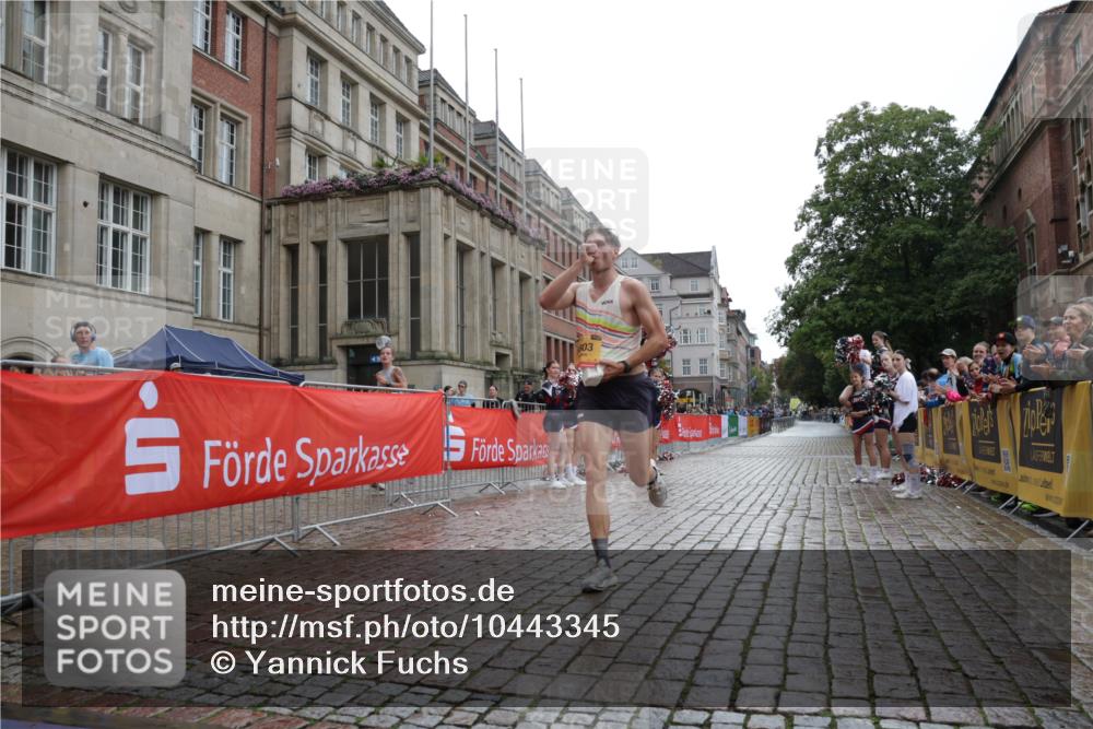 13.09.2026 - Kiel Lauf Yannick Fuchs http://msf.ph/oto/10443345 13.09.2026 12:01:24 Ziel 8803 meine-sportfotos.de