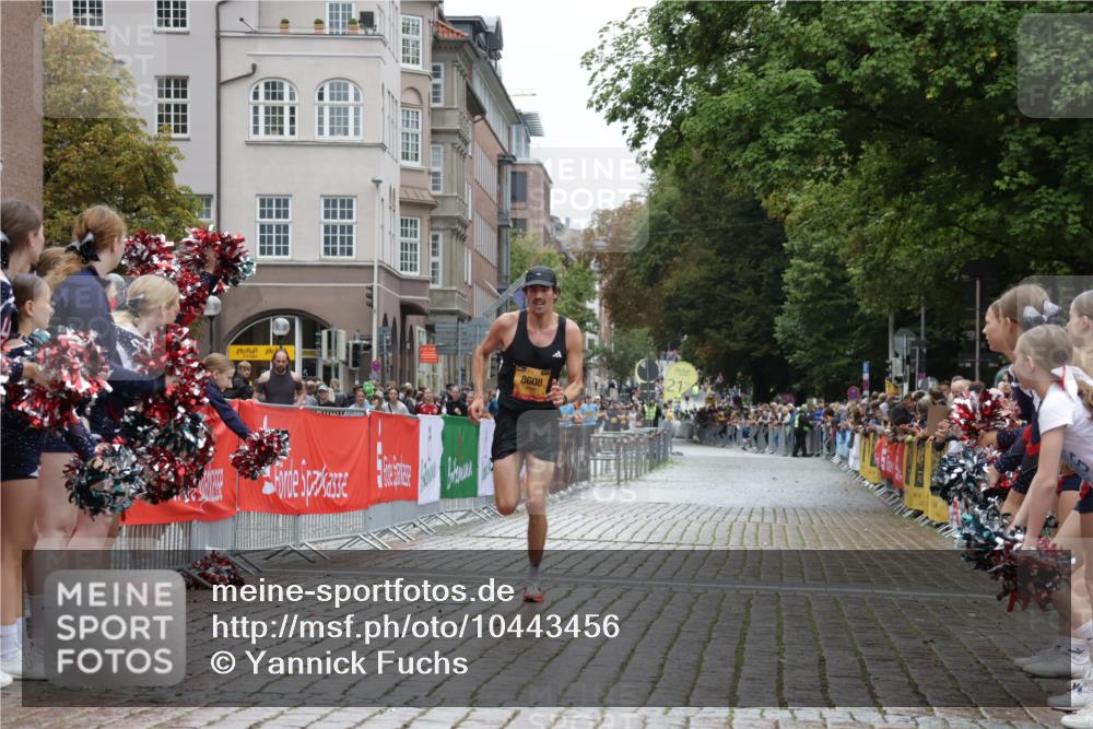 13.09.2026 - Kiel Lauf Yannick Fuchs http://msf.ph/oto/10443456 13.09.2026 12:04:06 Ziel 8608, 11804 meine-sportfotos.de