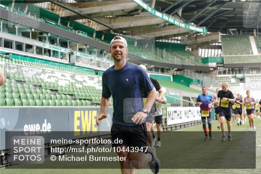 13.09.2026 - 21. swb-Marathon Bremen Michael Burmester http://msf.ph/oto/10443947 13.09.2026 10:28:47 Laufen im Stadion 10142, 10162, 10170, 10183, 10189, 10200, 10223, 10267, 10270, 10293, 10294, 10316, 10329, 10334, 10348, 10381, 10393, 10421, 10426, 10508, 10525, 10537, 10538, 10544, 10594, 10655, 10709, 10739, 10763, 10770, 10814, 10835, 10840, 10846, 10860, 10876, 10910, 10917, 10923, 10966, 10993, 11005, 11007, 11018, 11035, 11058, 11076, 11087, 11092, 11109, 11111, 11148, 11170 meine-sportfotos.de