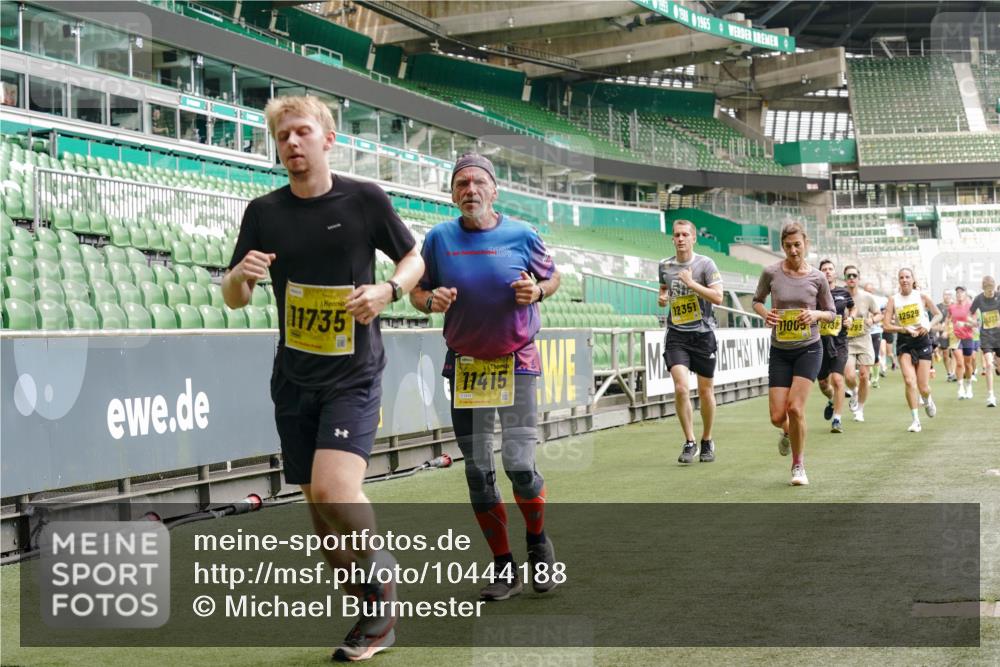 13.09.2026 - 21. swb-Marathon Bremen Michael Burmester http://msf.ph/oto/10444188 13.09.2026 10:28:51 Laufen im Stadion 10162, 10170, 10183, 10189, 10200, 10218, 10223, 10253, 10267, 10270, 10293, 10294, 10316, 10329, 10334, 10348, 10381, 10393, 10421, 10426, 10508, 10525, 10537, 10538, 10544, 10594, 10655, 10709, 10739, 10763, 10770, 10814, 10825, 10835, 10840, 10846, 10860, 10876, 10910, 10917, 10923, 10966, 10993, 11005, 11007, 11018, 11035, 11058, 11076, 11087, 11092, 11109, 11111, 11148, 11170 meine-sportfotos.de