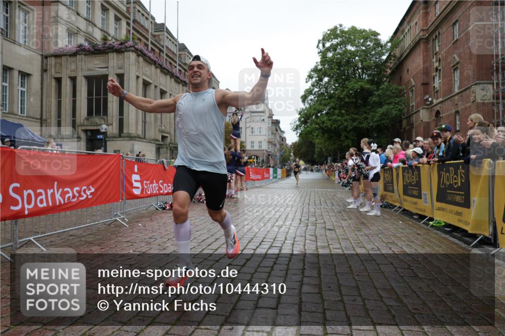 13.09.2026 - Kiel Lauf Yannick Fuchs http://msf.ph/oto/10444310 13.09.2026 12:12:12 Ziel 3730, 8209, 8609, 8993, 11504, 4347 meine-sportfotos.de