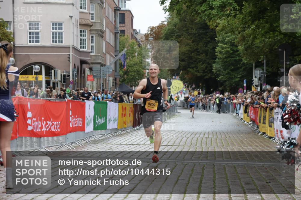 13.09.2026 - Kiel Lauf Yannick Fuchs http://msf.ph/oto/10444315 13.09.2026 12:12:14 Ziel 3730, 8209, 8609, 8993, 11504, 4347 meine-sportfotos.de