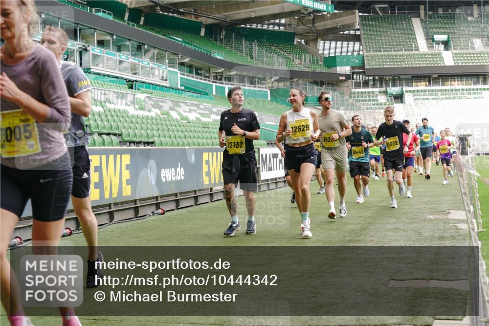 13.09.2026 - 21. swb-Marathon Bremen Michael Burmester http://msf.ph/oto/10444342 13.09.2026 10:28:54 Laufen im Stadion 10162, 10170, 10183, 10189, 10200, 10218, 10223, 10253, 10267, 10270, 10293, 10294, 10316, 10329, 10334, 10348, 10381, 10393, 10421, 10426, 10508, 10525, 10537, 10538, 10544, 10594, 10655, 10709, 10739, 10763, 10770, 10814, 10825, 10835, 10840, 10846, 10860, 10876, 10910, 10917, 10923, 10966, 10993, 11005, 11007, 11018, 11035, 11058, 11076, 11087, 11092, 11109, 11111, 11170 meine-sportfotos.de