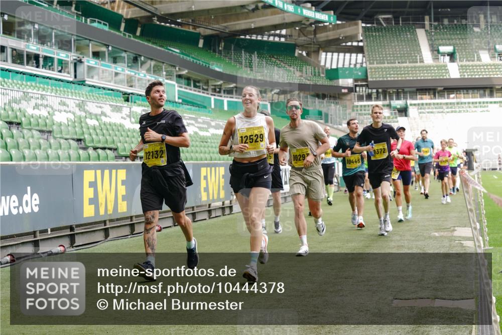 13.09.2026 - 21. swb-Marathon Bremen Michael Burmester http://msf.ph/oto/10444378 13.09.2026 10:28:55 Laufen im Stadion 10162, 10170, 10183, 10189, 10200, 10218, 10223, 10253, 10267, 10270, 10293, 10294, 10316, 10329, 10334, 10348, 10381, 10393, 10421, 10426, 10508, 10525, 10537, 10538, 10544, 10594, 10655, 10709, 10739, 10763, 10770, 10814, 10825, 10835, 10840, 10846, 10860, 10876, 10910, 10917, 10923, 10966, 10993, 11005, 11007, 11018, 11035, 11058, 11076, 11087, 11092, 11109, 11111, 11170 meine-sportfotos.de