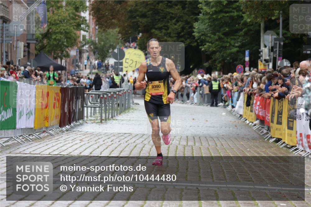 13.09.2026 - Kiel Lauf Yannick Fuchs http://msf.ph/oto/10444480 13.09.2026 12:13:04 Ziel 11809, 9390, 902, 3290, 10470 meine-sportfotos.de