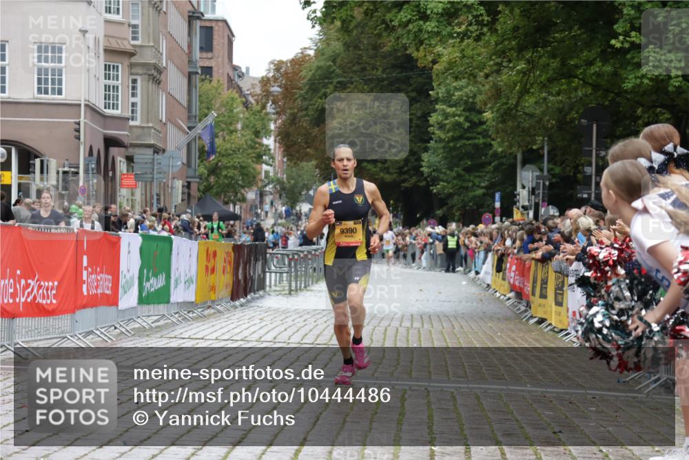13.09.2026 - Kiel Lauf Yannick Fuchs http://msf.ph/oto/10444486 13.09.2026 12:13:06 Ziel 11809, 9390, 902, 3290, 10470 meine-sportfotos.de