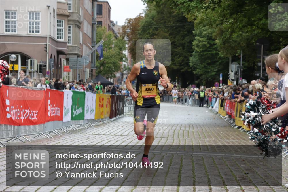 13.09.2026 - Kiel Lauf Yannick Fuchs http://msf.ph/oto/10444492 13.09.2026 12:13:07 Ziel 11809, 9390, 902, 3290, 10470 meine-sportfotos.de