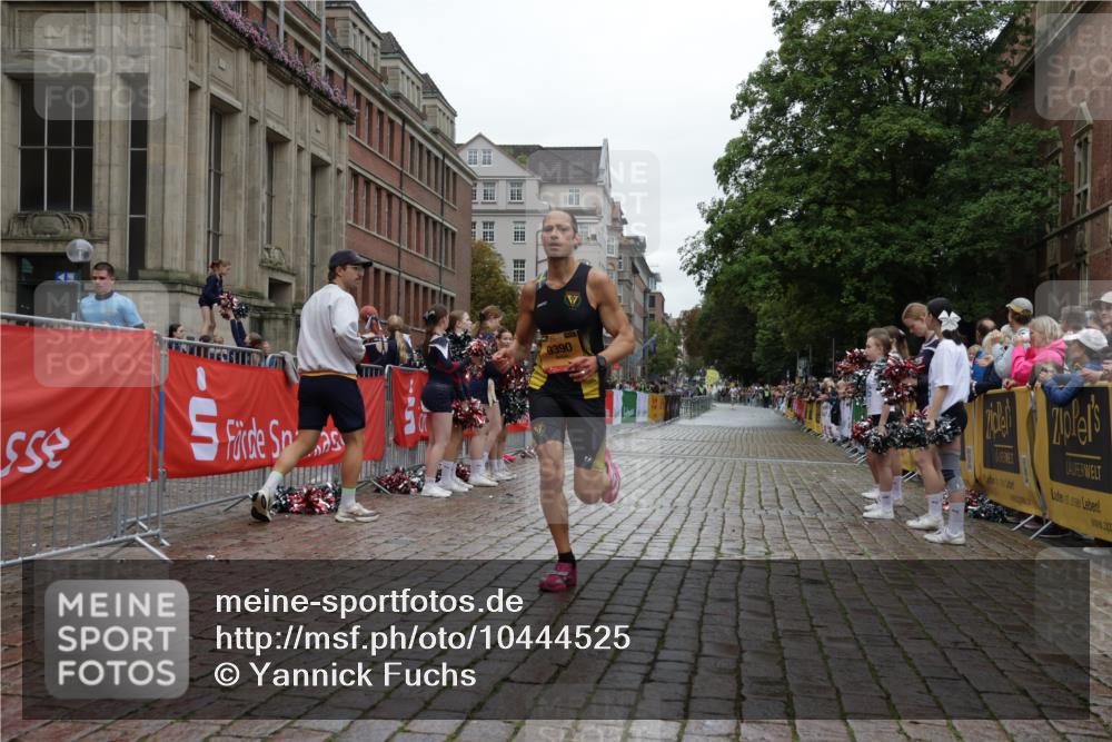 13.09.2026 - Kiel Lauf Yannick Fuchs http://msf.ph/oto/10444525 13.09.2026 12:13:09 Ziel 11809, 9390, 902, 3290, 10470 meine-sportfotos.de