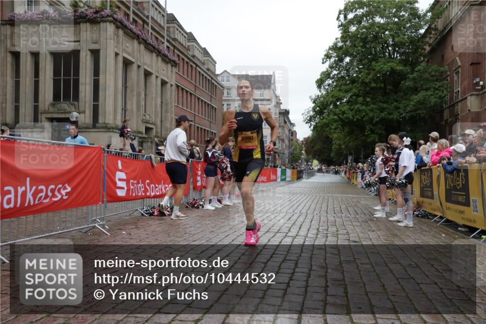 13.09.2026 - Kiel Lauf Yannick Fuchs http://msf.ph/oto/10444532 13.09.2026 12:13:10 Ziel 11809, 9390, 902, 3290, 10470 meine-sportfotos.de