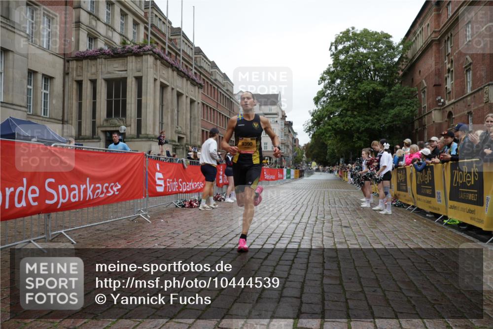 13.09.2026 - Kiel Lauf Yannick Fuchs http://msf.ph/oto/10444539 13.09.2026 12:13:10 Ziel 11809, 9390, 902, 3290, 10470 meine-sportfotos.de