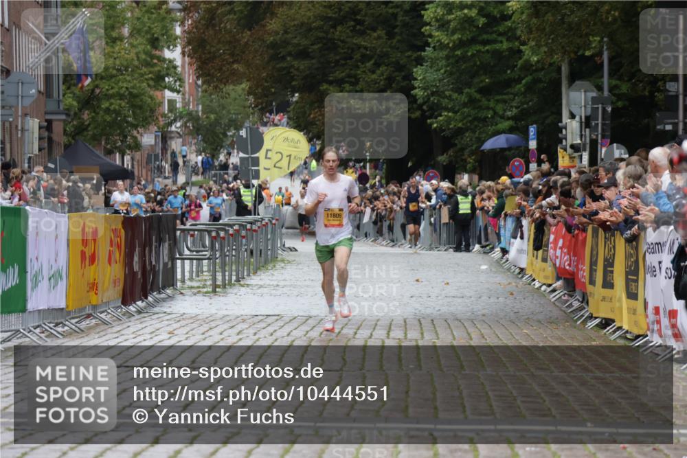 13.09.2026 - Kiel Lauf Yannick Fuchs http://msf.ph/oto/10444551 13.09.2026 12:13:21 Ziel 902, 3290, 10470, 11809, 10008, 10927, 9390 meine-sportfotos.de