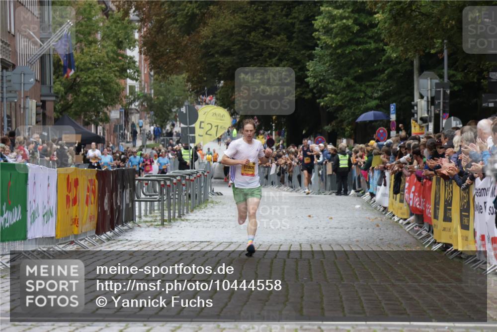 13.09.2026 - Kiel Lauf Yannick Fuchs http://msf.ph/oto/10444558 13.09.2026 12:13:21 Ziel 902, 3290, 10470, 11809, 10008, 10927, 9390 meine-sportfotos.de