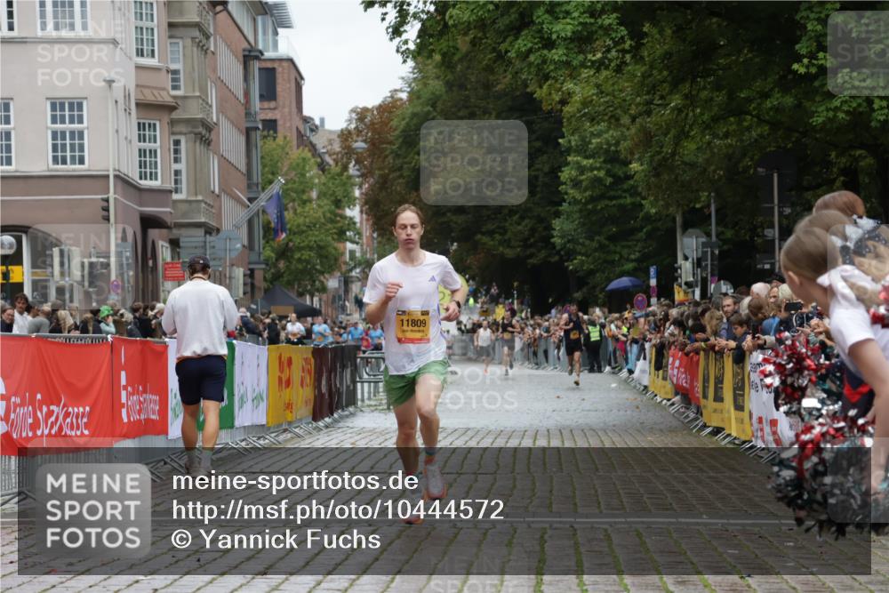 13.09.2026 - Kiel Lauf Yannick Fuchs http://msf.ph/oto/10444572 13.09.2026 12:13:26 Ziel 902, 3290, 10470, 11809, 663, 10008, 10927, 9390 meine-sportfotos.de