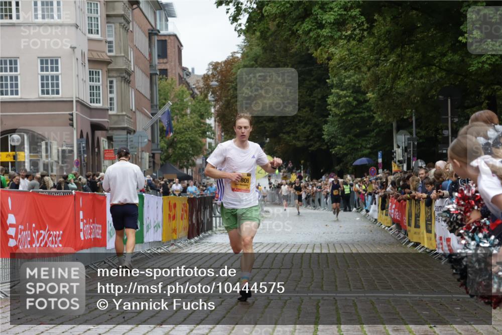 13.09.2026 - Kiel Lauf Yannick Fuchs http://msf.ph/oto/10444575 13.09.2026 12:13:26 Ziel 902, 3290, 10470, 11809, 663, 10008, 10927, 9390 meine-sportfotos.de