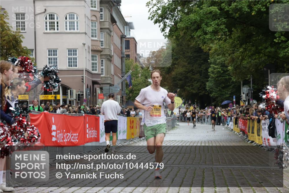 13.09.2026 - Kiel Lauf Yannick Fuchs http://msf.ph/oto/10444579 13.09.2026 12:13:27 Ziel 902, 3290, 10470, 902, 11809, 663, 10008, 10160, 10927 meine-sportfotos.de