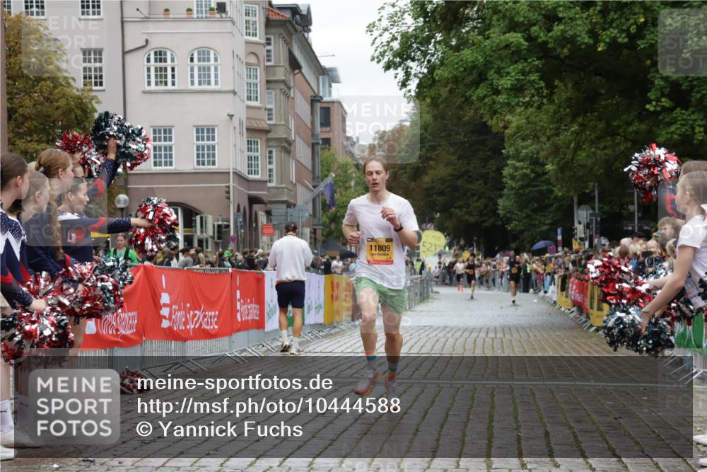 13.09.2026 - Kiel Lauf Yannick Fuchs http://msf.ph/oto/10444588 13.09.2026 12:13:27 Ziel 902, 3290, 10470, 902, 11809, 663, 10008, 10160, 10927 meine-sportfotos.de