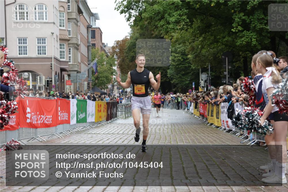 13.09.2026 - Kiel Lauf Yannick Fuchs http://msf.ph/oto/10445404 13.09.2026 12:15:18 Ziel 3398, 6871, 8093, 9575, 12196, 2550, 7208, 9316, 9855, 3194, 3970, 9316 meine-sportfotos.de